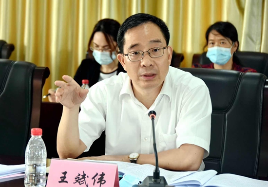 校党委书记王斌伟对各组检查情况进行点评并提出整改工作要求